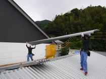 屋根材荷上げ