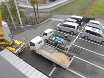 クレーン車による冷えルーフの荷揚げ