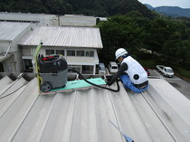 屋根専用台車使用、水も吸えるバキュームで清掃