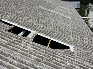 工場屋根の台風被害