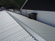 工場屋根の暑さ対策と雨漏り改修工事