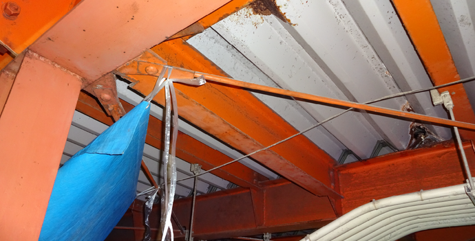 梅雨の工場屋根